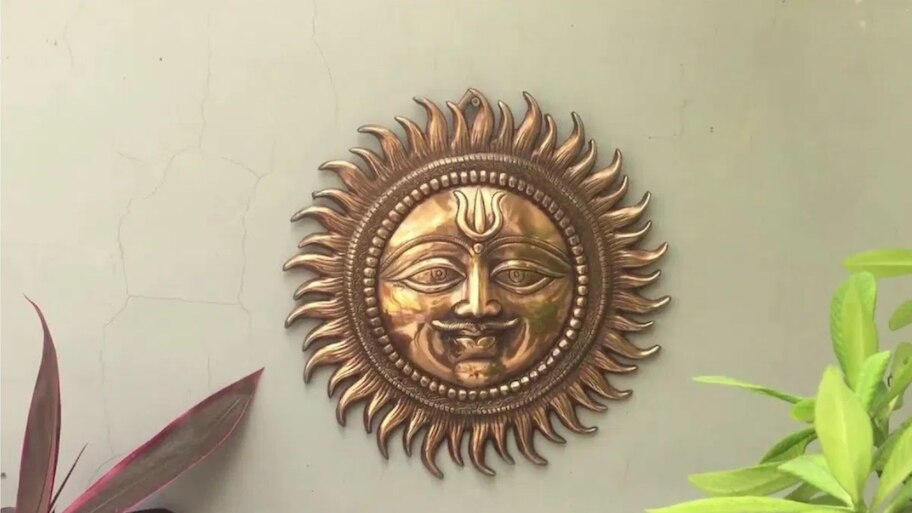 ಮನೆಯ ಈ ದಿಕ್ಕಿಗದೆ ತಾಮ್ರದ ಸೂರ್ಯ ಫಲಕ ಹಾಕಿದ್ರೆ.. ಹಣಕ್ಕೆಂದೂ ಕೊರತೆ ಬರುವುದಿಲ್ಲ.. ಸುಖಶಾಂತಿ ನೆಲೆಸುತ್ತೆ!! 