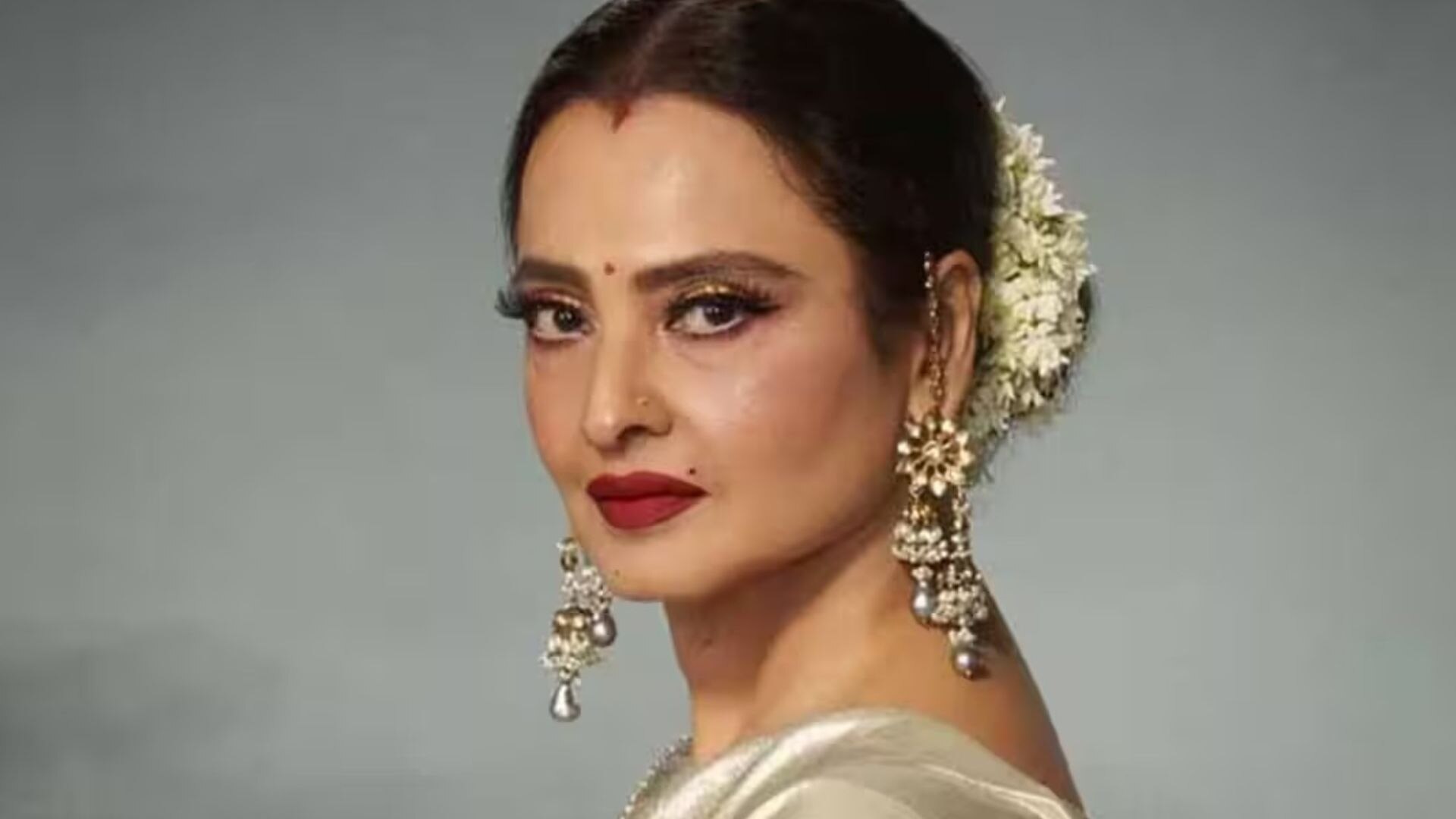 ʼಈ ಮೂವರೊಂದಿಗೆ ನನಗೆ ಮದುವೆಯಾಗಿದೆ.. ಅದಕ್ಕೆ ಸಿಂಧೂರ ಹಚ್ಚೋದುʼ ಸೆನ್ಸೇಷನಲ್‌ ಸತ್ಯ ಬಿಚ್ಚಿಟ್ಟ ನಟಿ ರೇಖಾ! 