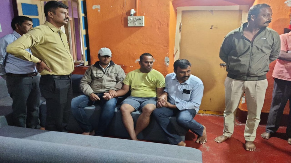 ಕೆರೆ ಅಭಿವೃದ್ಧಿಗೆ ಲಂಚ: ಲೋಕಾಯುಕ್ತ ಬಲೆಗೆ ಬಿದ್ದ ಆರ್ ಎಫ್ ಒ ಕೆರೆ ಅಭಿವೃದ್ಧಿಗೆ ಲಂಚ: ಲೋಕಾಯುಕ್ತ ಬಲೆಗೆ ಬಿದ್ದ ಆರ್ ಎಫ್ ಒ