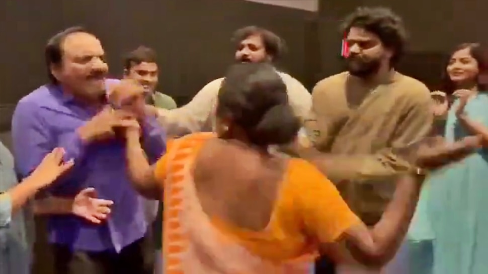 ಸಿನಿಮಾದ ಕ್ಲೈಮ್ಯಾಕ್ಸ್ ನೋಡಿ ಥಿಯೇಟರ್‌ನಲ್ಲೇ ನಟನ ಕಪಾಳಕ್ಕೆ ಹೊಡೆದ ಮಹಿಳೆ..! ವಿಡಿಯೋ ವೈರಲ್..