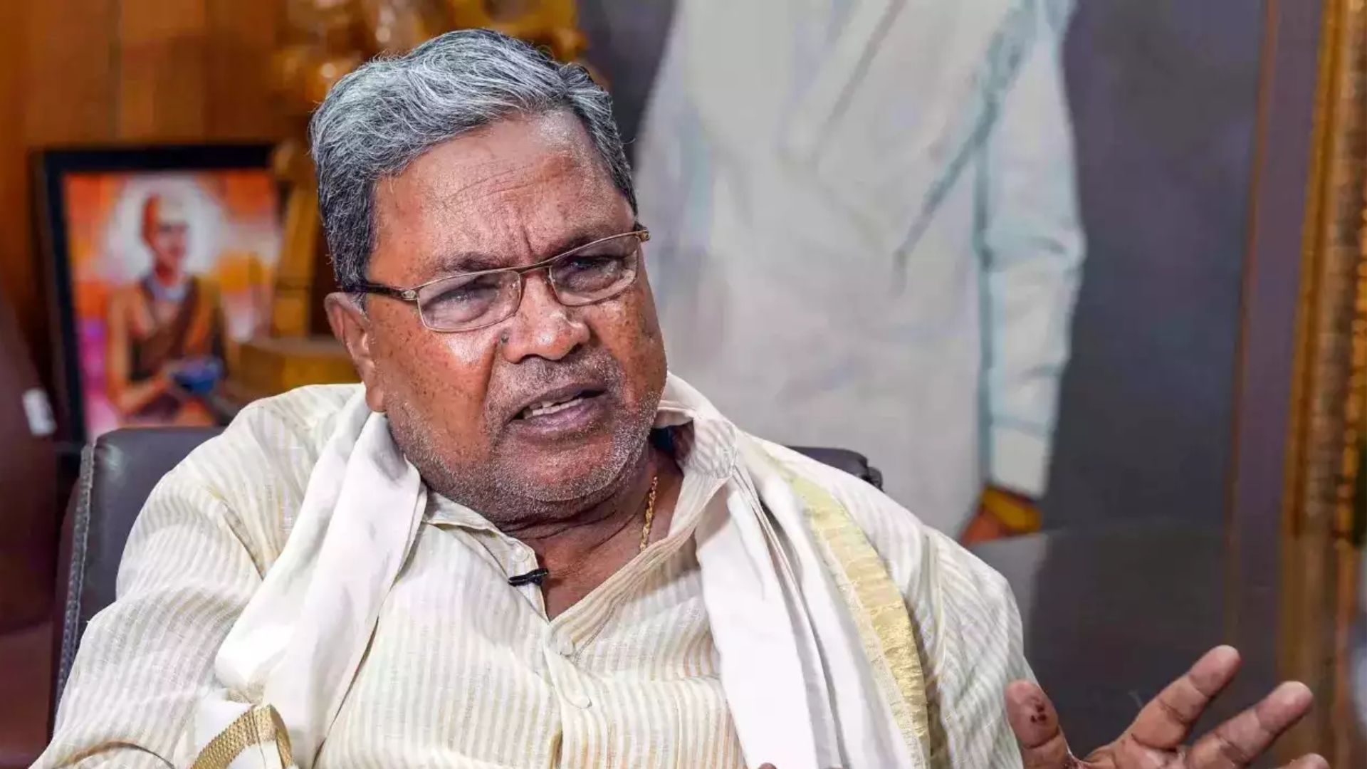 ವಕ್ಫ್ ಆಸ್ತಿ ವಿಚಾರ: ವಕ್ಫ್ ಆಸ್ತಿ ತೆರವುಗೊಳಿಸಲು 216 ಪ್ರಕರಣಗಳಲ್ಲಿ ಬಿಜೆಪಿಯೇ ನೋಟೀಸ್ ಕೊಟ್ಟಿತ್ತಲ್ಲಾ ಏಕೆ: ಸಿಎಂ ಸಿದ್ದರಾಮಯ್ಯ ಪ್ರಶ್ನೆ ವಕ್ಫ್ ಆಸ್ತಿ ವಿಚಾರ: ವಕ್ಫ್ ಆಸ್ತಿ ತೆರವುಗೊಳಿಸಲು 216 ಪ್ರಕರಣಗಳಲ್ಲಿ ಬಿಜೆಪಿಯೇ ನೋಟೀಸ್ ಕೊಟ್ಟಿತ್ತಲ್ಲಾ ಏಕೆ: ಸಿಎಂ ಸಿದ್ದರಾಮಯ್ಯ ಪ್ರಶ್ನೆ