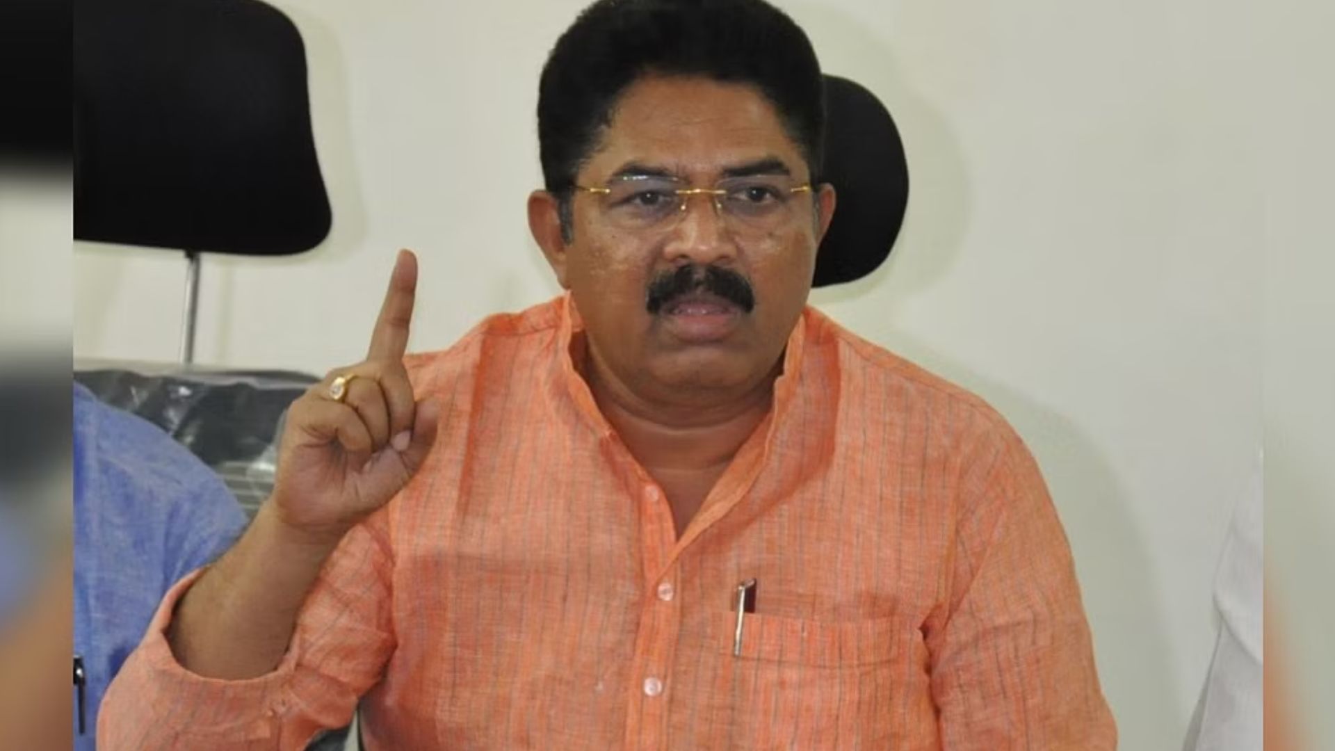 ವಕ್ಫ್ ಅಧಿಕಾರಿಗಳು ಬಂದರೆ ಜಮೀನಿಗೆ ಕಾಲಿಡಲು ಬಿಡಬೇಡಿ, ನೋಟಿಸ್ ಬಂದರೆ ಬಿಜೆಪಿಗೆ ತಿಳಿಸಿ: ಪ್ರತಿಪಕ್ಷ ನಾಯಕ ಆರ್.ಅಶೋಕ ವಕ್ಫ್ ಅಧಿಕಾರಿಗಳು ಬಂದರೆ ಜಮೀನಿಗೆ ಕಾಲಿಡಲು ಬಿಡಬೇಡಿ, ನೋಟಿಸ್ ಬಂದರೆ ಬಿಜೆಪಿಗೆ ತಿಳಿಸಿ: ಪ್ರತಿಪಕ್ಷ ನಾಯಕ ಆರ್.ಅಶೋಕ