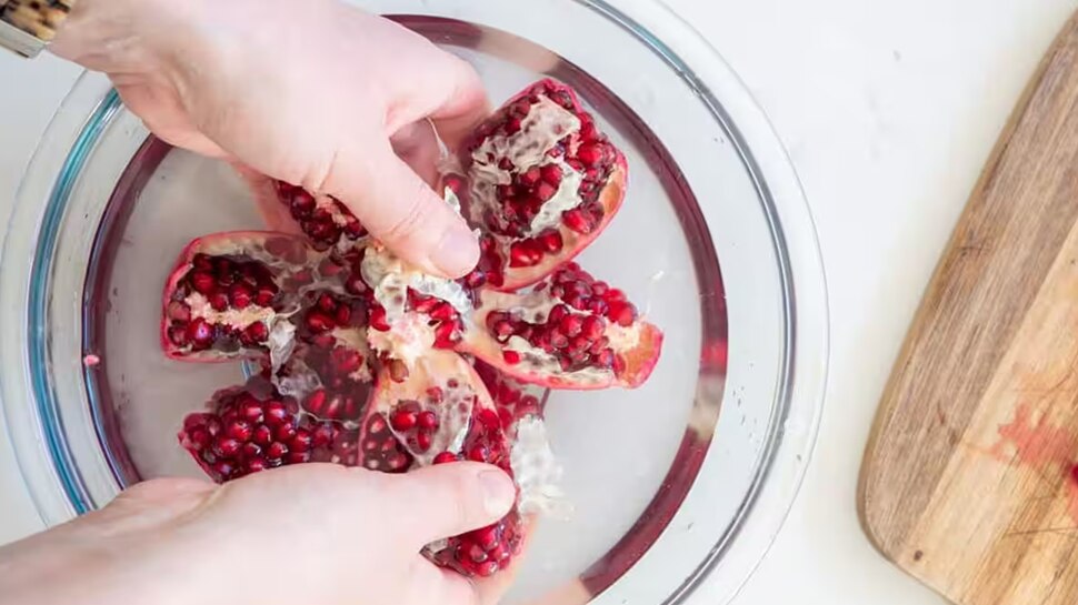  ದಾಳಿಂಬೆಯ ಸಿಪ್ಪೆ ಒಣಗಿ ಗಟ್ಟಿಯಾಗಿದ್ದರೆ ಈ ಉಪಾಯವನ್ನು ಅನುಸರಿಸಿ ಬೇಗನೆ ಸಿಪ್ಪೆ ಉದುರುತ್ತದೆ..!