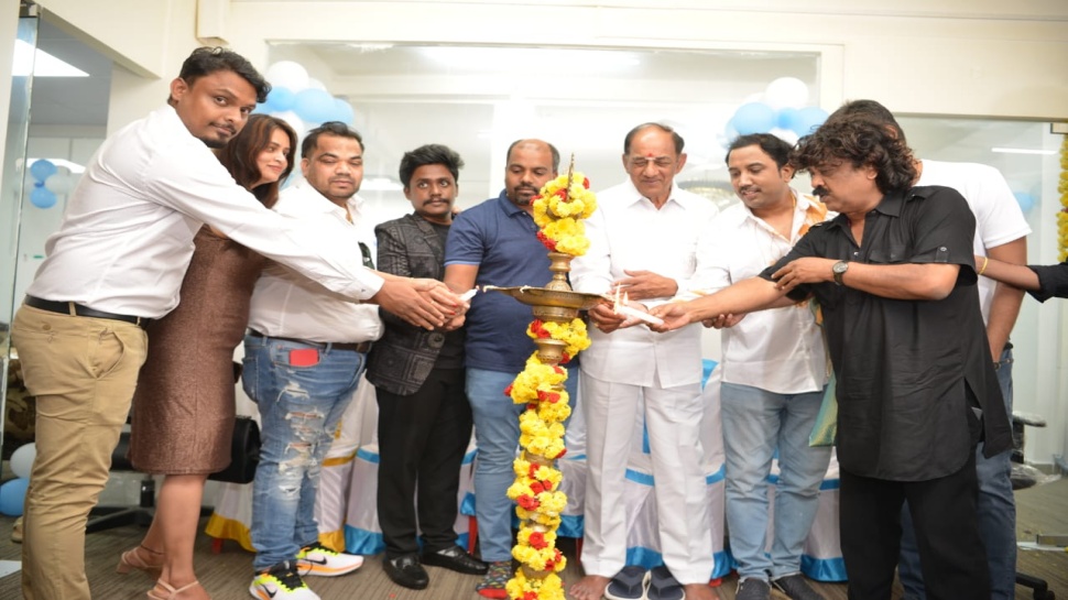 ನಿರ್ದೇಶಕ ಓಂ ಸಾಯಿಪ್ರಕಾಶ್ ಹಾಗೂ ಕನ್ನಡ ಚಲನಚಿತ್ರ ನಿರ್ಮಾಪಕರ ಸಂಘದ ಅಧ್ಯಕ್ಷ ಉಮೇಶ್ ಬಣಕಾರ್ ಅವರಿಂದ "MYTH FX" ಸ್ಟುಡಿಯೋ ಅನಾವರಣ ನಿರ್ದೇಶಕ ಓಂ ಸಾಯಿಪ್ರಕಾಶ್ ಹಾಗೂ ಕನ್ನಡ ಚಲನಚಿತ್ರ ನಿರ್ಮಾಪಕರ ಸಂಘದ ಅಧ್ಯಕ್ಷ ಉಮೇಶ್ ಬಣಕಾರ್ ಅವರಿಂದ "MYTH FX" ಸ್ಟುಡಿಯೋ ಅನಾವರಣ