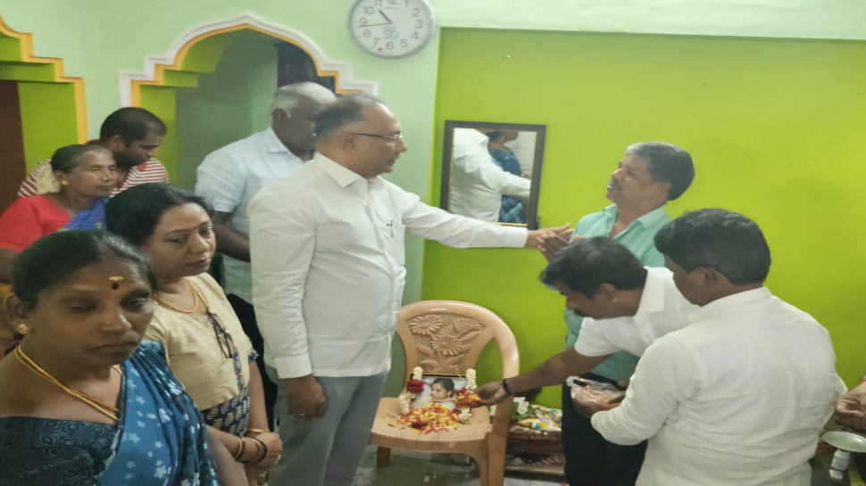 ಬೆಂಕಿ ಅವಘಡದಲ್ಲಿ ಮೃತಪಟ್ಟ ಪ್ರಿಯಾ ಮನೆಗೆ ದಿನೇಶ್ ಗುಂಡೂರಾವ್ ಭೇಟಿ : ಶೋ ರೂಮ್ ಮಾಲೀಕರೊಂದಿಗೆ ಚರ್ಚಿಸಿ ಪರಿಹಾರ ದೊರಕಿಸಿ ಕೊಡುವ ಭರವಸೆ ಬೆಂಕಿ ಅವಘಡದಲ್ಲಿ ಮೃತಪಟ್ಟ ಪ್ರಿಯಾ ಮನೆಗೆ ದಿನೇಶ್ ಗುಂಡೂರಾವ್ ಭೇಟಿ : ಶೋ ರೂಮ್ ಮಾಲೀಕರೊಂದಿಗೆ ಚರ್ಚಿಸಿ ಪರಿಹಾರ ದೊರಕಿಸಿ ಕೊಡುವ ಭರವಸೆ