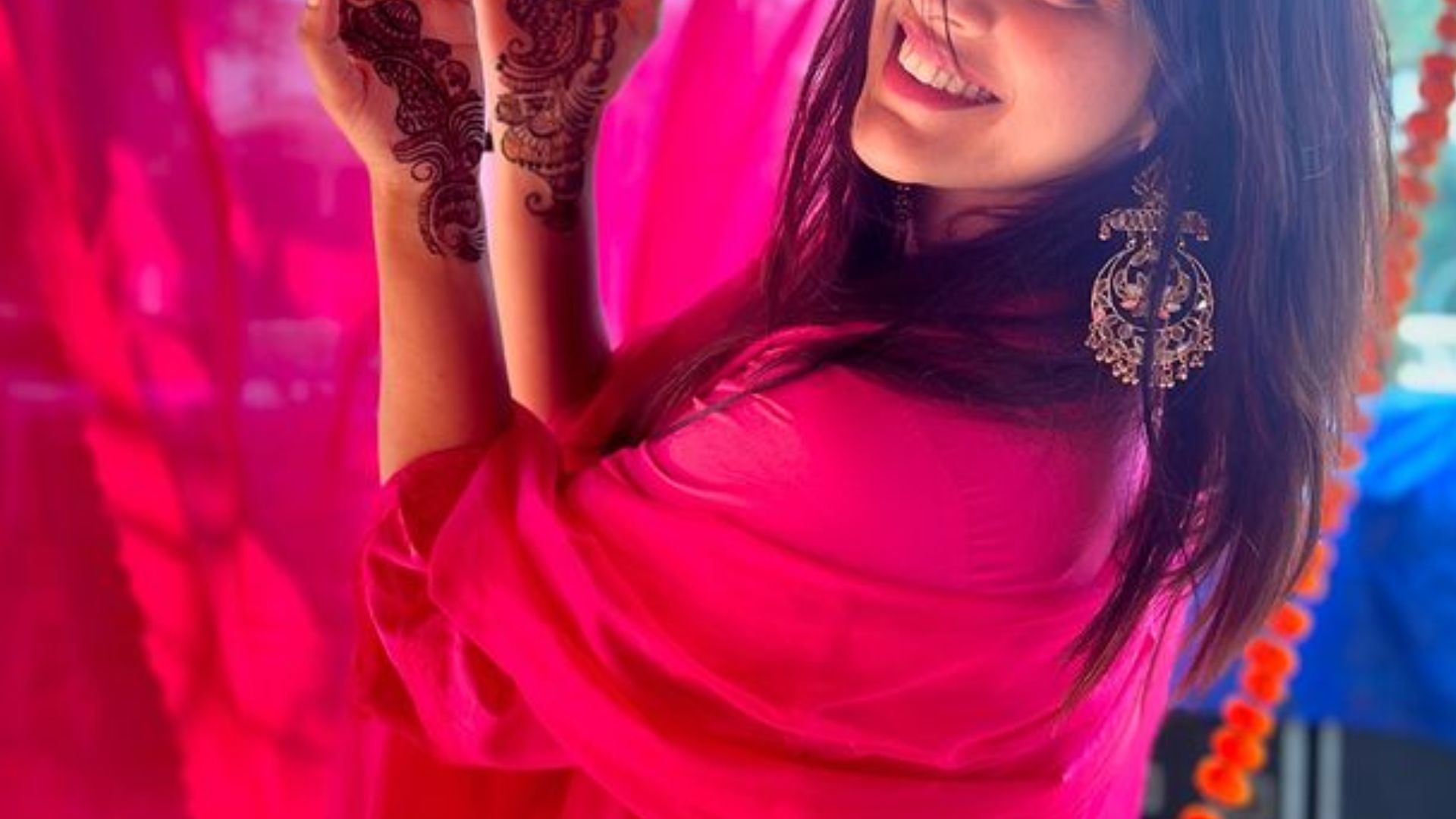 ಸದ್ದಿಲ್ಲದೇ ಮದುವೆಗೆ ಸಜ್ಜಾದ ಖ್ಯಾತ ನಿರೂಪಕಿ! ದಿಢೀರ್‌ ಮೆಹೆಂದಿ ಶಾಸ್ತ್ರದ ಪೋಟೋ ಶೇರ್‌ ಮಾಡಿ ಸಿಹಿಸುದ್ದಿ ನೀಡಿದ ಆಂಕರ್!! ವರ ಯಾರು ಗೊತ್ತೇ?