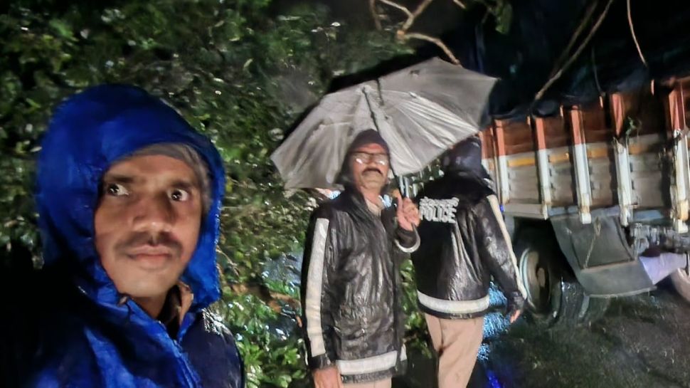 ಫೆಂಗಲ್ ಅಬ್ಬರಕ್ಕೆ ಮಾದಪ್ಪನ ಬೆಟ್ಟದ ರಸ್ತೆಯಲ್ಲಿ 4 ತಾಸು ಟ್ರಾಫಿಕ್ ಜಾಮ್, ಗಡಿಜಿಲ್ಲೆಯಲ್ಲಿ ಅತ್ಯಧಿಕ ಮಳೆ ಫೆಂಗಲ್ ಅಬ್ಬರಕ್ಕೆ ಮಾದಪ್ಪನ ಬೆಟ್ಟದ ರಸ್ತೆಯಲ್ಲಿ 4 ತಾಸು ಟ್ರಾಫಿಕ್ ಜಾಮ್, ಗಡಿಜಿಲ್ಲೆಯಲ್ಲಿ ಅತ್ಯಧಿಕ ಮಳೆ