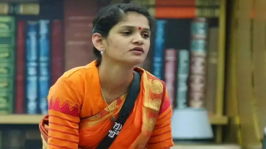ಬಿಗ್‌ ಬಾಸ್‌ ಮನೆಯಿಂದ ಹೊರಬಂದ ಚೈತ್ರ ಕುಂದಾಪುರ..?! ನೋಟಿಸ್‌ ಜಾರಿ.. ಕೋರ್ಟ್‌ಗೆ ಹಾಜರ್‌..! 