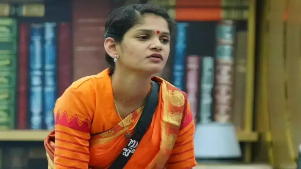 ಬಿಗ್ ಬಾಸ್ ಮನೆಯಿಂದ ಹೊರಬಂದ ಚೈತ್ರ ಕುಂದಾಪುರ..?! ನೋಟಿಸ್ ಜಾರಿ.. ಕೋರ್ಟ್ಗೆ ಹಾಜರ್..! ಬಿಗ್ ಬಾಸ್ ಮನೆಯಿಂದ ಹೊರಬಂದ ಚೈತ್ರ ಕುಂದಾಪುರ..?! ನೋಟಿಸ್ ಜಾರಿ.. ಕೋರ್ಟ್ಗೆ ಹಾಜರ್..!