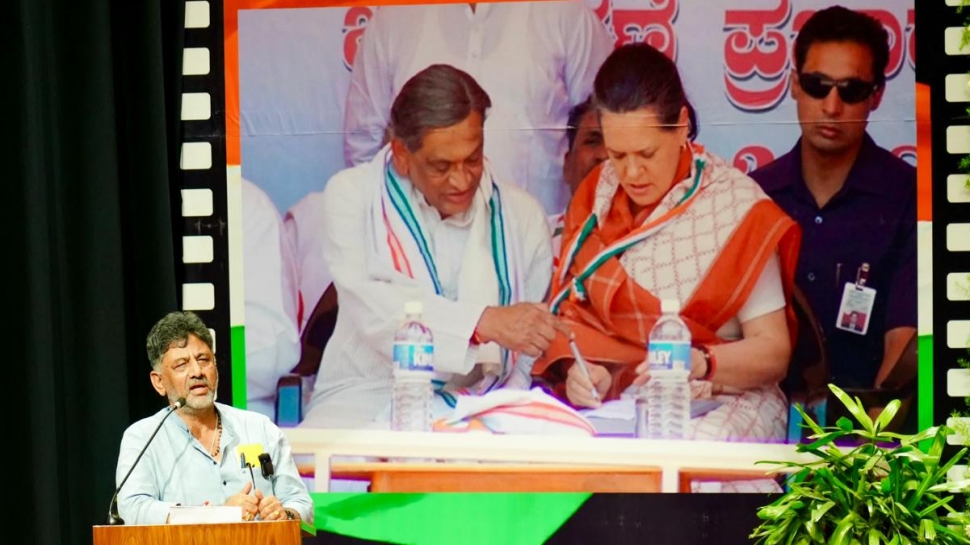 ಕಾಂಗ್ರೆಸ್ ಬಿಟ್ಟರೂ "ಕೈ" ಬಿಡದೆ ಎಸ್.ಎಂ.ಕೆ.ಗೆ ಬೀಳ್ಕೊಡುಗೆ : ಹಿಂದೆ ಸರಿದ ಬಿಜೆಪಿ ಕಾಂಗ್ರೆಸ್ ಬಿಟ್ಟರೂ "ಕೈ" ಬಿಡದೆ ಎಸ್.ಎಂ.ಕೆ.ಗೆ ಬೀಳ್ಕೊಡುಗೆ : ಹಿಂದೆ ಸರಿದ ಬಿಜೆಪಿ