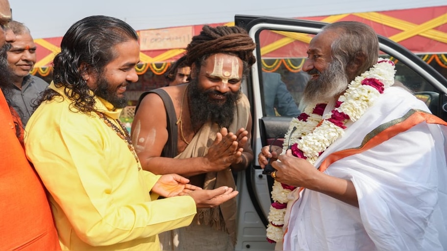 ಶ್ರೀ ಶ್ರೀ ರವಿಶಂಕರವರಿಂದ ನಡೆದ ಸತ್ಸಂಗ:  ಭಕ್ತಿ ಸಂಗೀತದಲ್ಲಿ ಮತ್ತು ಜ್ಞಾನದಲ್ಲಿ ಮೀಯಲು ಬಂದಿದ್ದ ಸಾವಿರ ತೀರ್ಥಯಾತ್ರಿಗಳು!