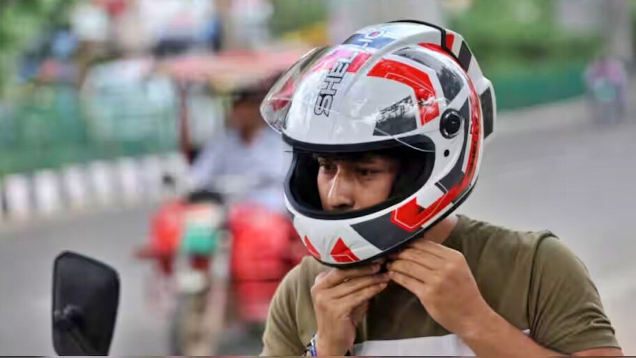 ಸರ್ಕಾರಿ ನೌಕರರ ಗಮನಕ್ಕೆ..! ಇನ್ಮೇಲೆ ಹೆಲ್ಮೆಟ್ ಧರಿಸಲಿಲ್ಲ ಅಂದ್ರೆ ಸಂಕಷ್ಟ.. ನಾಳೆಯಿಂದ ಕಟ್ಟುನಿಟ್ಟಿನ ನಿಯಮ ಜಾರಿ