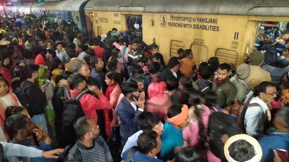 ದೆಹಲಿ ರೈಲು ನಿಲ್ದಾಣದಲ್ಲಿ ಕಾಲ್ತುಳಿತ.. ಮಹಾಕುಂಭ ಮೇಳಕ್ಕೆ ಹೊರಟಿದ್ದ 18 ಜನ ಸಾವು.. ! ದೆಹಲಿ ರೈಲು ನಿಲ್ದಾಣದಲ್ಲಿ ಕಾಲ್ತುಳಿತ.. ಮಹಾಕುಂಭ ಮೇಳಕ್ಕೆ ಹೊರಟಿದ್ದ 18 ಜನ ಸಾವು.. !