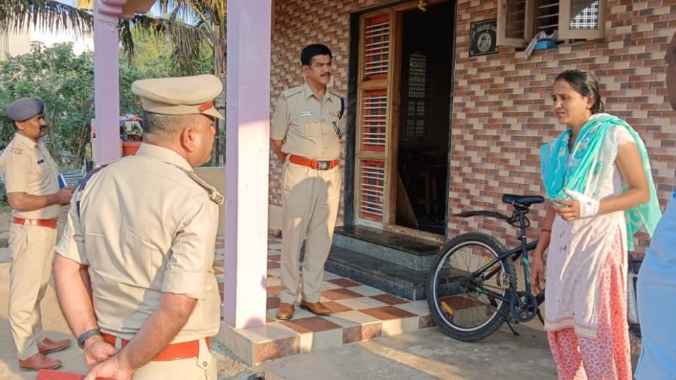 ರಸ್ತೆಯಲ್ಲಲ್ಲ- ಮನೆಗೇ ನುಗ್ಗಿ ಸರಗಳವು... ಮಹಿಳೆಯರೇ ಎಚ್ಚರ...! 