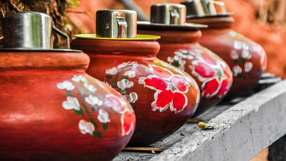 Clay Pot Water: ಬೇಸಿಗೆಯಲ್ಲಿ ಮಣ್ಣಿನ ಮಡಿಕೆಯಿಂದ ನೀರು ಕುಡಿದರೆ ಏನೆಲ್ಲಾ ಪ್ರಯೋಜನೆಗಳಿವೆ ಗೊತ್ತಾ?