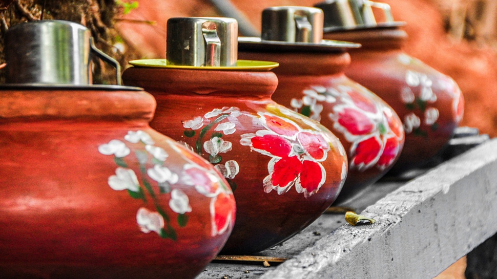 Clay Pot Water: ಬೇಸಿಗೆಯಲ್ಲಿ ಮಣ್ಣಿನ ಮಡಿಕೆಯಿಂದ ನೀರು ಕುಡಿದರೆ ಏನೆಲ್ಲಾ ಪ್ರಯೋಜನೆಗಳಿವೆ ಗೊತ್ತಾ? Clay Pot Water: ಬೇಸಿಗೆಯಲ್ಲಿ ಮಣ್ಣಿನ ಮಡಿಕೆಯಿಂದ ನೀರು ಕುಡಿದರೆ ಏನೆಲ್ಲಾ ಪ್ರಯೋಜನೆಗಳಿವೆ ಗೊತ್ತಾ?
