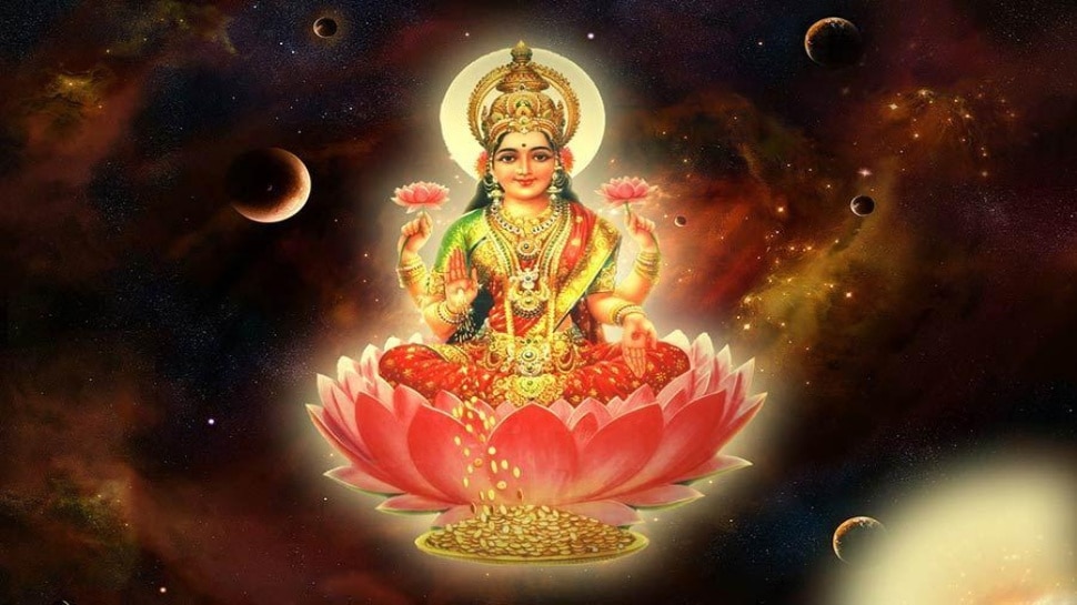 ಮನೆಯಲ್ಲಿ ಲಕ್ಷ್ಮೀ ಫೋಟೋವನ್ನ ಈ ದಿಕ್ಕಿಗೆ ಹಾಕಿದ್ರೆ ಹಣದ ಕೊರತೆಯೇ ಬರೋದಿಲ್ಲ! ಸದಾ ಕೈ ಹಿಡಿದು ಕಾಯುವಳು ಸಂಪತ್ತಿನ ಅಧಿದೇವತೆ.. 