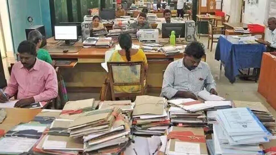 ಈ ಸರ್ಕಾರಿ  ಉದ್ಯೋಗಿಗಳಿಗೆ ಕಡಿಮೆಯಾಗುವುದಂತೆ ಪಿಂಚಣಿ ಸೌಲಭ್ಯಗಳು! ಈ ಬಗ್ಗೆ ಹಣಕಾಸು ಸಚಿವರ ಮಾಹಿತಿ ಇದು !