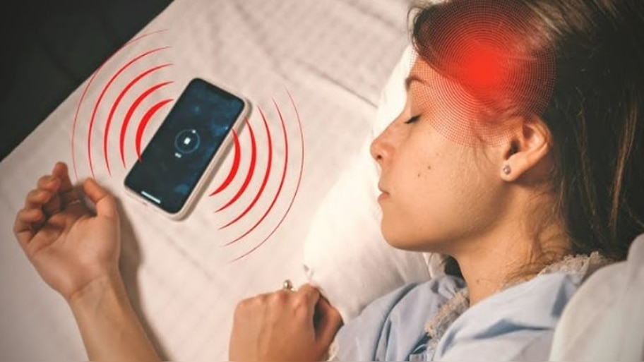safe distance to keep a cell phone at bedtime|ರಾತ್ರಿ ಮಲಗುವಾಗ ಮೊಬೈಲ್ ...