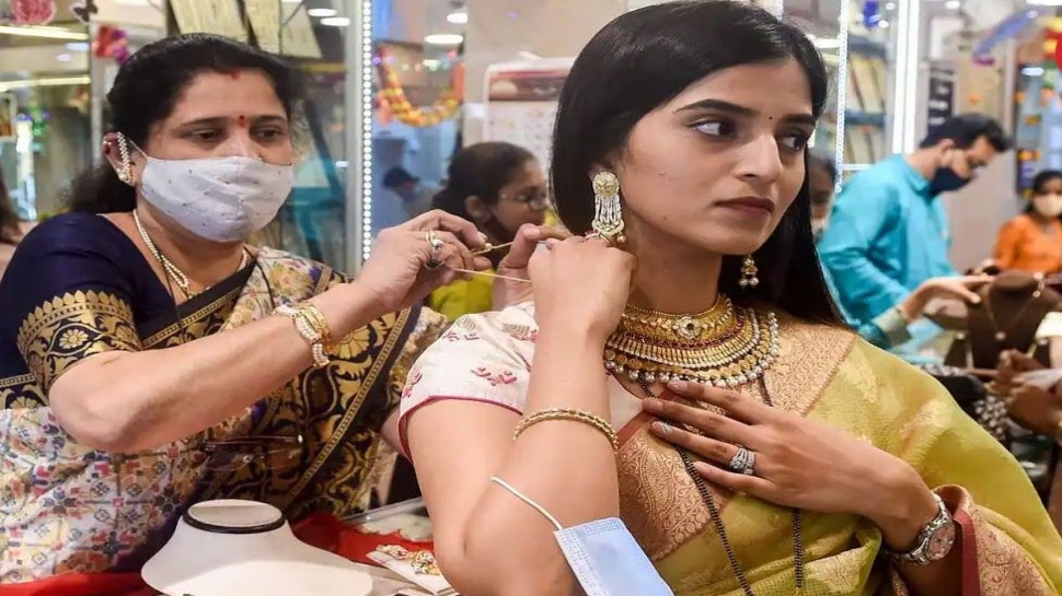 ಬಂಗಾರದ ಬೆಲೆಯಲ್ಲಿ ಮಹಾ ಕುಸಿತ !27,000 ರೂಪಾಯಿ ಅಗ್ಗವಾಗುವುದು ಚಿನ್ನ !ಹಳದಿ ಲೋಹ ಖರೀದಿ ಈ ಸಮಯದಲ್ಲಿ ಮಾಡಿ 