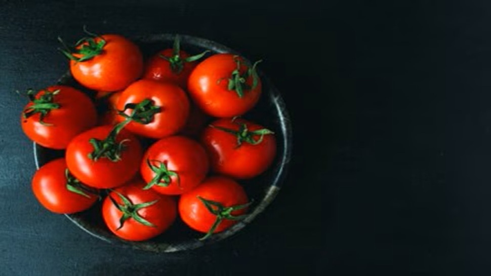 Simply apply the following to the tomatoes: White hair will also disappear black, dandruff and itching in 2 minutes! 23 516765 Tomato for White Hair 4