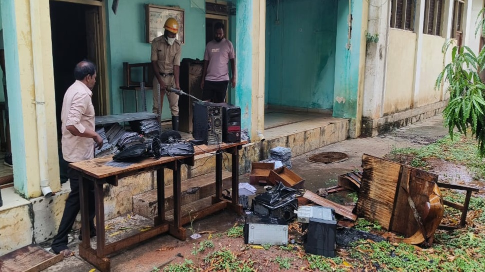 ಬೆಳ್ಳಂಬೆಳಗ್ಗೆ ಕೊಳ್ಳೇಗಾಲ ಕಾಲೇಜಿನಲ್ಲಿ ಬೆಂಕಿ ಅವಘಡ: ಕಂಪ್ಯೂಟರ್ ಸಹಿತ ಪೀಠೋಪಕರಣಗಳು ಸುಟ್ಟುಕರಕಲು ಬೆಳ್ಳಂಬೆಳಗ್ಗೆ ಕೊಳ್ಳೇಗಾಲ ಕಾಲೇಜಿನಲ್ಲಿ ಬೆಂಕಿ ಅವಘಡ: ಕಂಪ್ಯೂಟರ್ ಸಹಿತ ಪೀಠೋಪಕರಣಗಳು ಸುಟ್ಟುಕರಕಲು