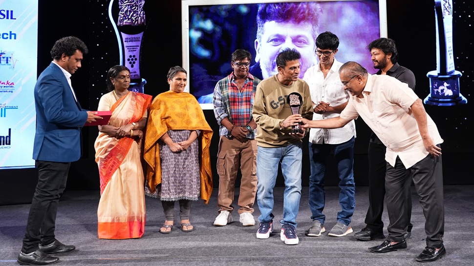 ಚಂದನವನ ಫಿಲ್ಮ್ ಕ್ರಿಟಿಕ್ಸ್ ಅವಾರ್ಡ್ಸ್ 2025: ಡಾ. ಶಿವರಾಜ್ ಕುಮಾರ್ಗೆ ಜೀವಮಾನ ಸಾಧನೆ ಪ್ರಶಸ್ತಿ; ದುನಿಯಾ ವಿಜಯ್ ಅತ್ಯುತ್ತಮ ನಿರ್ದೇಶಕ, ಗಣೇಶ್ ಅತ್ಯುತ್ತಮ ನಟ ಚಂದನವನ ಫಿಲ್ಮ್ ಕ್ರಿಟಿಕ್ಸ್ ಅವಾರ್ಡ್ಸ್ 2025: ಡಾ. ಶಿವರಾಜ್ ಕುಮಾರ್ಗೆ ಜೀವಮಾನ ಸಾಧನೆ ಪ್ರಶಸ್ತಿ; ದುನಿಯಾ ವಿಜಯ್ ಅತ್ಯುತ್ತಮ ನಿರ್ದೇಶಕ, ಗಣೇಶ್ ಅತ್ಯುತ್ತಮ ನಟ