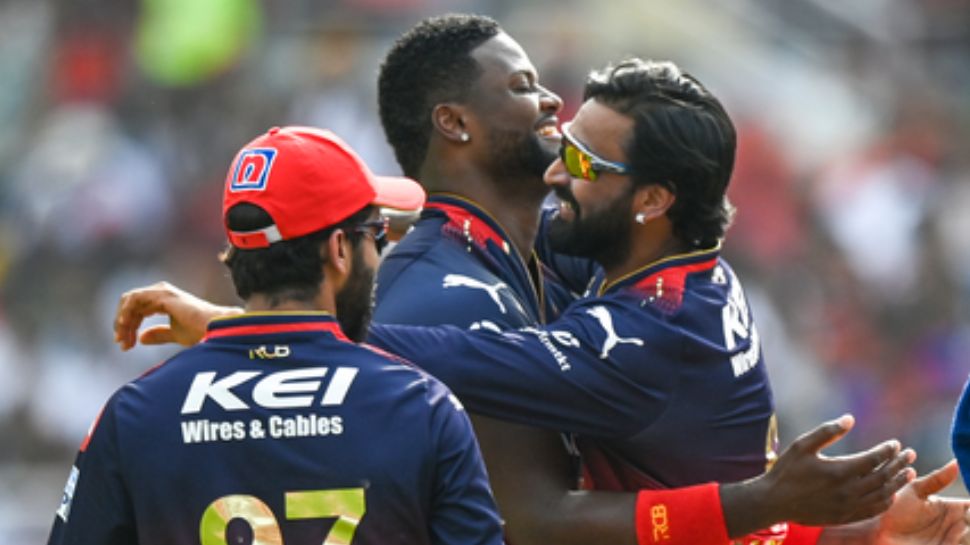 ವಿರಾಟ್, ಭುವಿ, ಹ್ಯಾಜಲ್ವುಡ್ ಇವರ್ಯಾರು ಅಲ್ಲ.. RCB ಕಪ್ ಗೆದ್ದಿದ್ದು ಕೆಲವೇ ನಿಮಿಷಗಳ ಹಿಂದೆ ವಿಲನ್ ಎನಿಸಿಕೊಂಡಿದ್ದ ಈ ಆಲ್ರೌಂಡರ್ನಿಂದ! ವಿರಾಟ್, ಭುವಿ, ಹ್ಯಾಜಲ್ವುಡ್ ಇವರ್ಯಾರು ಅಲ್ಲ.. RCB ಕಪ್ ಗೆದ್ದಿದ್ದು ಕೆಲವೇ ನಿಮಿಷಗಳ ಹಿಂದೆ ವಿಲನ್ ಎನಿಸಿಕೊಂಡಿದ್ದ ಈ ಆಲ್ರೌಂಡರ್ನಿಂದ!