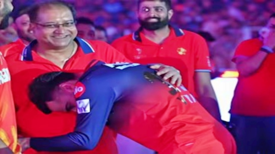RCB ಗೆಲುವಿನ ನಂತರ ಕೊಹ್ಲಿ ಅಪ್ಪಿಕೊಂಡ ಈ ವ್ಯಕ್ತಿ ಯಾರು ಗೊತ್ತೆ..? ವಿರಾಟ್‌ "ಕಿಂಗ್‌" ಆಗೋಕೆ.. ಈ ವ್ಯಕ್ತಿತ್ವವೇ ಕಾರಣ..