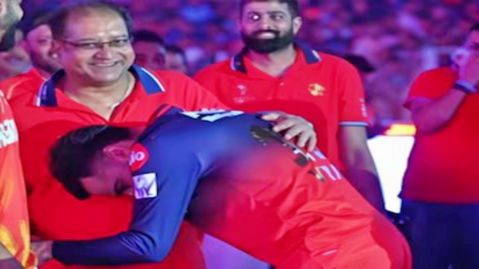 RCB ಗೆಲುವಿನ ನಂತರ ಕೊಹ್ಲಿ ಅಪ್ಪಿಕೊಂಡ ಈ ವ್ಯಕ್ತಿ ಯಾರು ಗೊತ್ತೆ..? ವಿರಾಟ್ "ಕಿಂಗ್" ಆಗೋಕೆ.. ಈ ವ್ಯಕ್ತಿತ್ವವೇ ಕಾರಣ.. RCB ಗೆಲುವಿನ ನಂತರ ಕೊಹ್ಲಿ ಅಪ್ಪಿಕೊಂಡ ಈ ವ್ಯಕ್ತಿ ಯಾರು ಗೊತ್ತೆ..? ವಿರಾಟ್ "ಕಿಂಗ್" ಆಗೋಕೆ.. ಈ ವ್ಯಕ್ತಿತ್ವವೇ ಕಾರಣ..