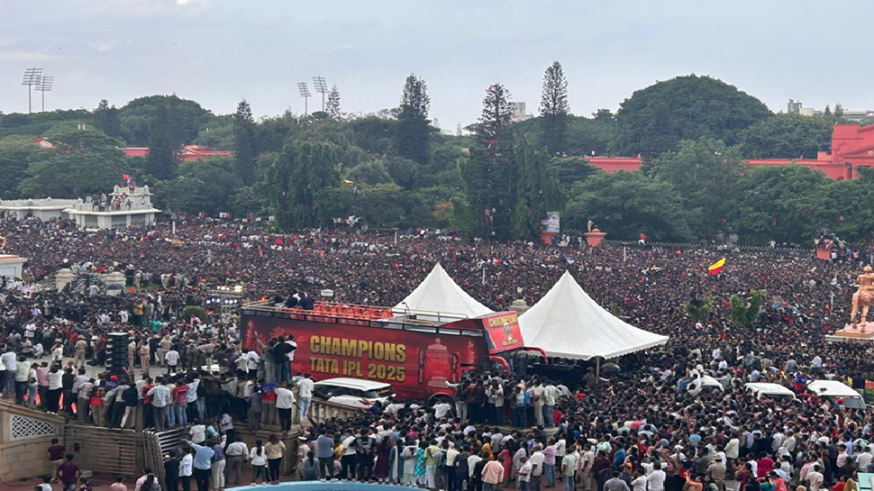 ಚಿನ್ನಸ್ವಾಮಿ ಕ್ರೀಡಾಂಗಣದ ಬಳಿ ಕಾಲ್ತುಳಿತಕ್ಕೆ 11 ಮಂದಿ ಬಲಿ; ಹಲವರಿಗೆ ಗಾಯ ಚಿನ್ನಸ್ವಾಮಿ ಕ್ರೀಡಾಂಗಣದ ಬಳಿ ಕಾಲ್ತುಳಿತಕ್ಕೆ 11 ಮಂದಿ ಬಲಿ; ಹಲವರಿಗೆ ಗಾಯ