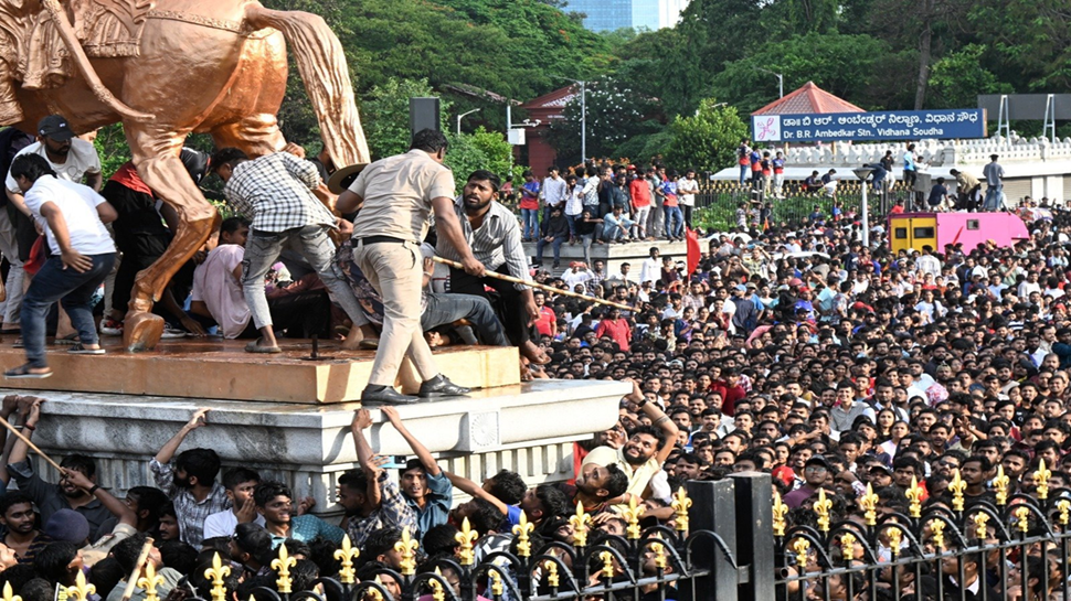 Bengaluru Stampede: ಮೃತರಿಗೆ ಮತ್ತು ಗಾಯಾಳುಗಳಿಗೆ ಆರ್ಸಿಬಿ ತಂಡದಿಂದ ಪರಿಹಾರ ಘೋಷಣೆ Bengaluru Stampede: ಮೃತರಿಗೆ ಮತ್ತು ಗಾಯಾಳುಗಳಿಗೆ ಆರ್ಸಿಬಿ ತಂಡದಿಂದ ಪರಿಹಾರ ಘೋಷಣೆ