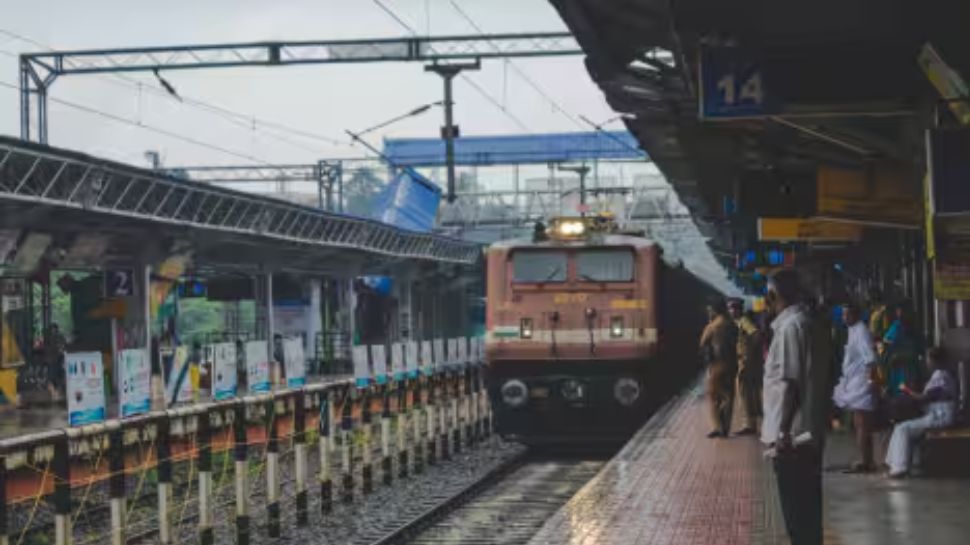 ಮುಂಬೈನಲ್ಲಿ ಭೀಕರ ರೈಲು ಅಪಘಾತ : ಕಿಕ್ಕಿರಿದ ರೈಲಿನಿಂದ ಬಿದ್ದು 5 ಪ್ರಯಾಣಿಕರ ಸಾ*ವು ಮುಂಬೈನಲ್ಲಿ ಭೀಕರ ರೈಲು ಅಪಘಾತ : ಕಿಕ್ಕಿರಿದ ರೈಲಿನಿಂದ ಬಿದ್ದು 5 ಪ್ರಯಾಣಿಕರ ಸಾ*ವು