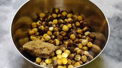 Jaggery with Chana Benefits: ಬೆಲ್ಲದೊಂದಿಗೆ ಹುರಿಗಡಲೆಯನ್ನು ತಿಂದರೆ ನಿಮ್ಮ ʻಈʼ ಎಲ್ಲಾ ಆರೋಗ್ಯ ಸಮಸ್ಯೆಗಳು ತಾವಾಗಿಯೇ ದೂರವಾಗುತ್ತವೆ..!