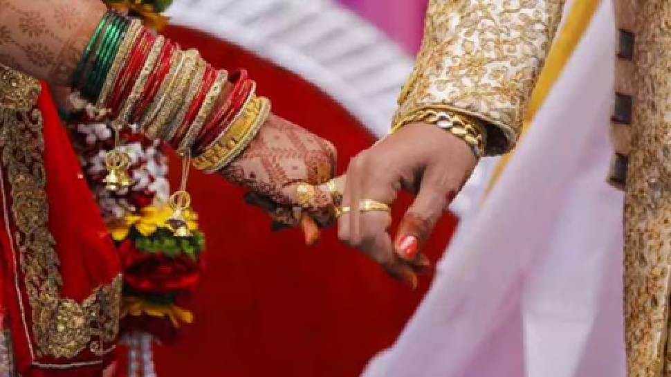 ಇದು ಎಂತಹ ವಿಚಿತ್ರ ಪದ್ಧತಿ.. 17 ವರ್ಷಗಳಿಂದ ಒಂದೇ ಒಂದು ಮದುವೆಯೂ ನಡೆಯದ ಹಳ್ಳಿ..ಏಕೆ? ಇದು ಎಂತಹ ವಿಚಿತ್ರ ಪದ್ಧತಿ.. 17 ವರ್ಷಗಳಿಂದ ಒಂದೇ ಒಂದು ಮದುವೆಯೂ ನಡೆಯದ ಹಳ್ಳಿ..ಏಕೆ?