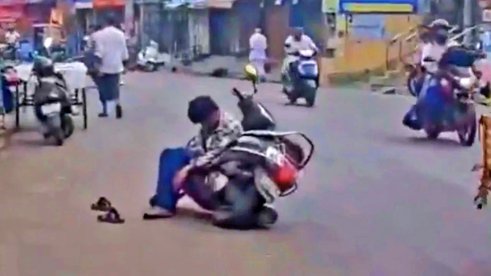 ಯಾರೂ.. ಏನು ಮಾಡುವರು... ಅಂತ ನಡುರಸ್ತೆಯಲ್ಲಿ ಮಲಗಿದ ಮದ್ಯ ಪ್ರಿಯ..! ಬಿದ್ದು ಬಿದ್ದು ನಗ್ತಿರಾ ವಿಡಿಯೋ ನೋಡಿದ್ರೆ.. ಯಾರೂ.. ಏನು ಮಾಡುವರು... ಅಂತ ನಡುರಸ್ತೆಯಲ್ಲಿ ಮಲಗಿದ ಮದ್ಯ ಪ್ರಿಯ..! ಬಿದ್ದು ಬಿದ್ದು ನಗ್ತಿರಾ ವಿಡಿಯೋ ನೋಡಿದ್ರೆ..