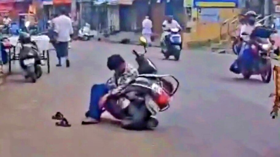 ಯಾರೂ.. ಏನು ಮಾಡುವರು... ಅಂತ ನಡುರಸ್ತೆಯಲ್ಲಿ ಮಲಗಿದ ಮದ್ಯ ಪ್ರಿಯ..! ಬಿದ್ದು ಬಿದ್ದು ನಗ್ತಿರಾ ವಿಡಿಯೋ ನೋಡಿದ್ರೆ..