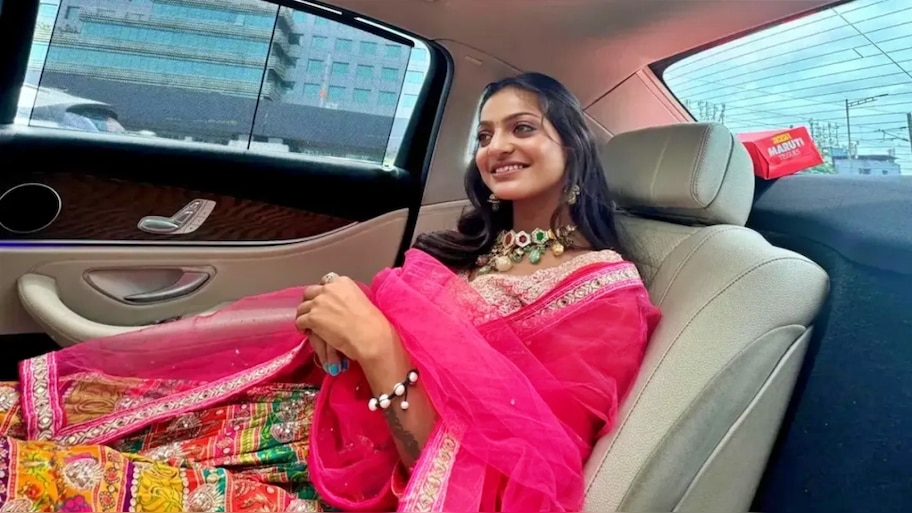ಮೊನಾಲಿಸಾ ರೇಂಜ್‌ ಹೇಗಿದೆ ಗೊತ್ತೆ...! ಬರೀ ಈಕೆ ಹೊಸ ಕಾರ್‌ ಬೆಲೆ ಕೇಳಿದ್ರೆ ಬಾಯಿ ಬಾಯಿ ಬಡ್ಕೋತಿರಾ.. ಎಷ್ಟು ಕೋಟಿ ಗೊತ್ತೆ..?