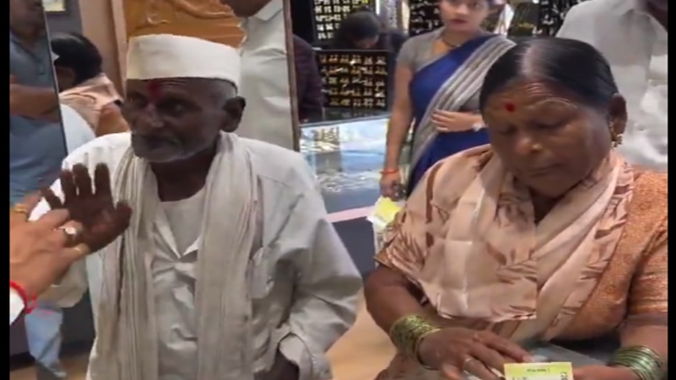 ಕೇವಲ 1,120 ರೂಪಾಯಿಗಳಲ್ಲಿ ಪತ್ನಿಗೆ ಮಂಗಳ ಸೂತ್ರ ಖರೀದಿಸಲು ಬಂದ 93 ವರ್ಷದ ವೃದ್ದ..! ಚಿನ್ನದ ಅಂಗಡಿಯ ಮಾಲೀಕ ಮಾಡಿದ್ದೇನು ಗೊತ್ತೇ? ಹೃದಯಸ್ಪರ್ಶಿ ವಿಡಿಯೋ ವೈರಲ್..! ಕೇವಲ 1,120 ರೂಪಾಯಿಗಳಲ್ಲಿ ಪತ್ನಿಗೆ ಮಂಗಳ ಸೂತ್ರ ಖರೀದಿಸಲು ಬಂದ 93 ವರ್ಷದ ವೃದ್ದ..! ಚಿನ್ನದ ಅಂಗಡಿಯ ಮಾಲೀಕ ಮಾಡಿದ್ದೇನು ಗೊತ್ತೇ? ಹೃದಯಸ್ಪರ್ಶಿ ವಿಡಿಯೋ ವೈರಲ್..!