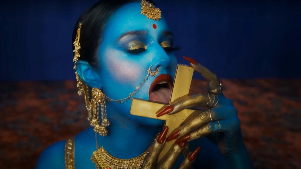 "ಕಾಳಿ ದೇವತೆ ಅವತಾರ"ದಲ್ಲಿ "ಶಿಲುಬೆ" ನೆಕ್ಕಿ, ಸಿಕ್ಕ ಸಿಕ್ಕ ಸ್ಥಳದಲ್ಲಿ ಇಟ್ಟುಕೊಂಡ ಗಾಯಕಿ..! ಹೊಸ ವಿವಾದ ಸೃಷ್ಟಿಸಿದ ರ್ಯಾಪರ್ ವಿಡಿಯೋ "ಕಾಳಿ ದೇವತೆ ಅವತಾರ"ದಲ್ಲಿ "ಶಿಲುಬೆ" ನೆಕ್ಕಿ, ಸಿಕ್ಕ ಸಿಕ್ಕ ಸ್ಥಳದಲ್ಲಿ ಇಟ್ಟುಕೊಂಡ ಗಾಯಕಿ..! ಹೊಸ ವಿವಾದ ಸೃಷ್ಟಿಸಿದ ರ್ಯಾಪರ್ ವಿಡಿಯೋ