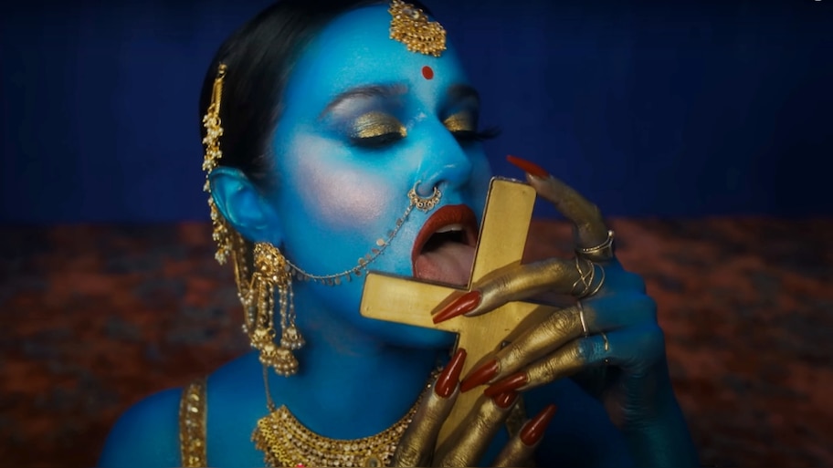 "ಕಾಳಿ ದೇವತೆ ಅವತಾರ"ದಲ್ಲಿ "ಶಿಲುಬೆ" ನೆಕ್ಕಿ, ಸಿಕ್ಕ ಸಿಕ್ಕ ಸ್ಥಳದಲ್ಲಿ ಇಟ್ಟುಕೊಂಡ ಗಾಯಕಿ..! ಹೊಸ ವಿವಾದ ಸೃಷ್ಟಿಸಿದ ರ‍್ಯಾಪರ್ ವಿಡಿಯೋ