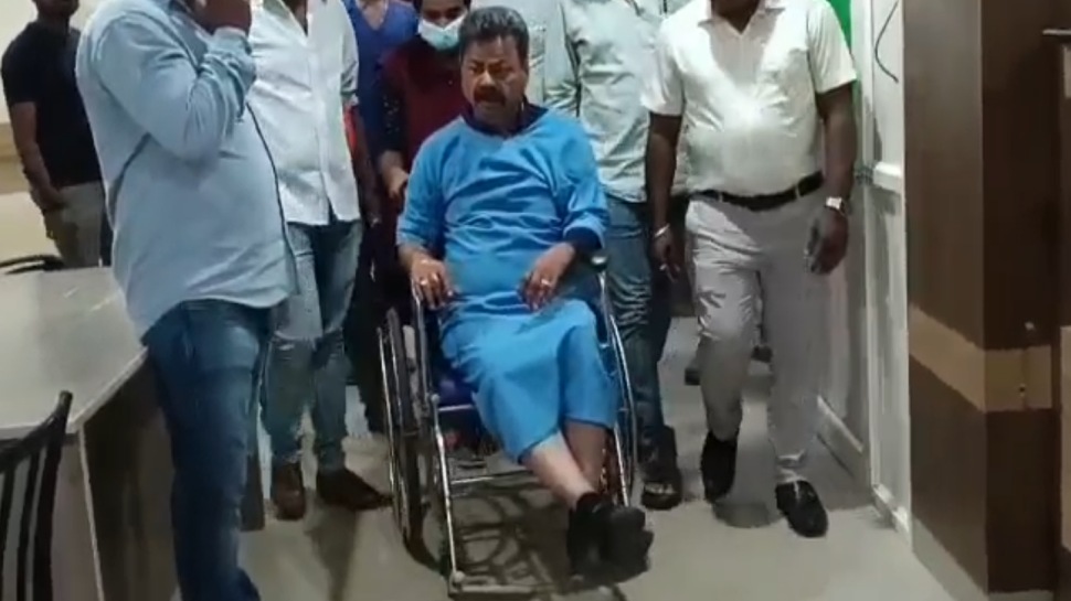 ಬೈಕ್ ರ್ಯಾಲಿ ವೇಳೆ ಸ್ಕಿಡ್ ಆಗಿ ಬಿದ್ದ ರೇಣುಕಾಚಾರ್ಯ, ಆಸ್ಪತ್ರೆಗೆ ದಾಖಲು ಬೈಕ್ ರ್ಯಾಲಿ ವೇಳೆ ಸ್ಕಿಡ್ ಆಗಿ ಬಿದ್ದ ರೇಣುಕಾಚಾರ್ಯ, ಆಸ್ಪತ್ರೆಗೆ ದಾಖಲು