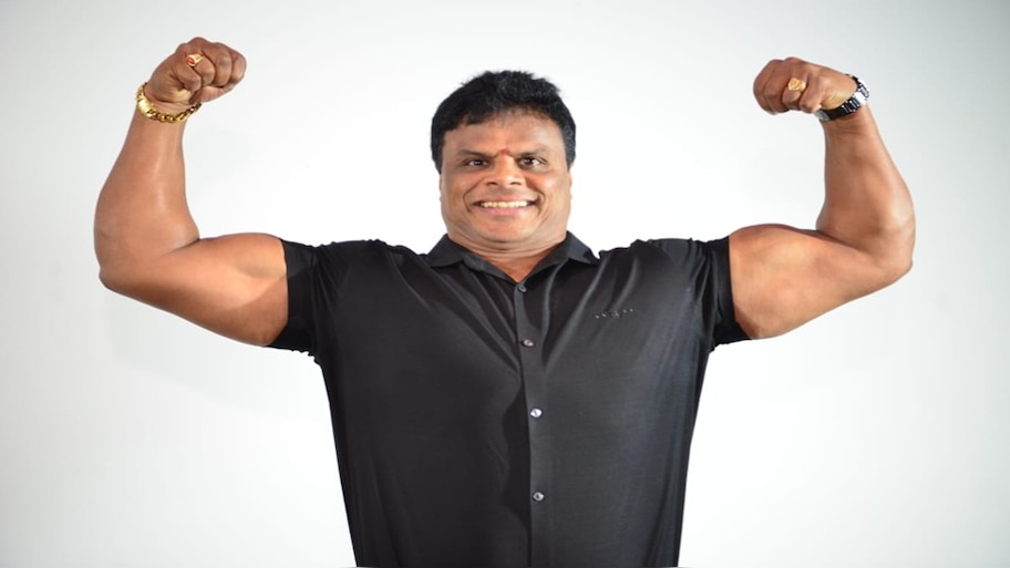 ಅಪ್ಪನ ಆಸೆ ಈಡೇರಿಸಲು 101 ಜನರಿಗೆ ಕಾಶಿಯಾತ್ರೆ ಮಾಡಿಸುತ್ತಿರುವ ಜಿಮ್ ರವಿ