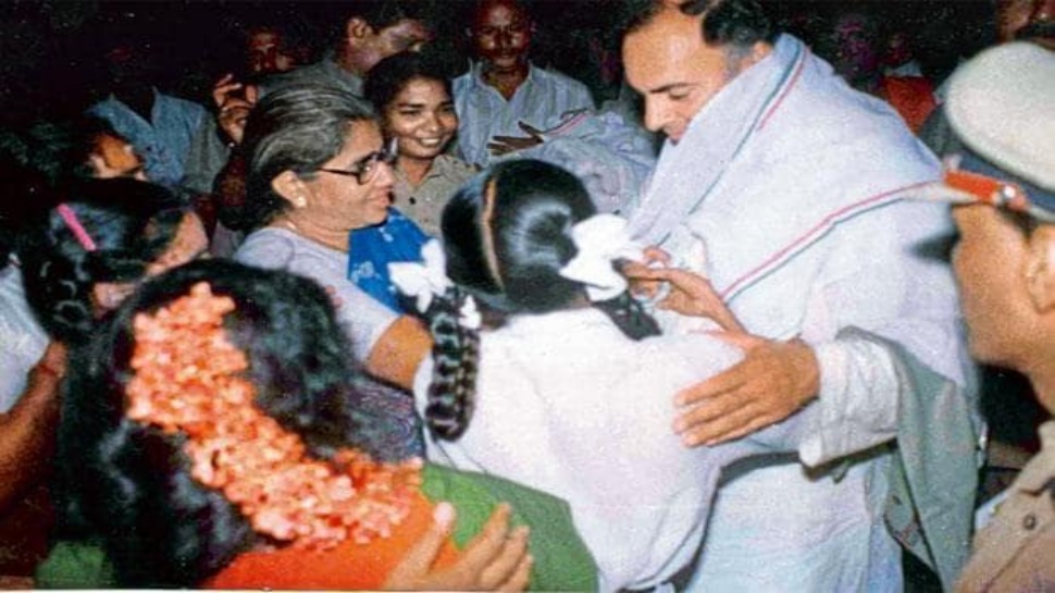 ರಾಜೀವ್ ಗಾಂಧೀ ಹತ್ಯೆಯಲ್ಲಿ 5 ಕಿಲೋ ಚಿನ್ನವನ್ನು ಹೇಗೆ ಬಳಸಲಾಗಿತ್ತು ? ಅಡುಗೆ ಮನೆಯ ಟೈಲ್ಸ್ ಹಿಂದೆ ಬಚ್ಚಿಟ್ಟಿದ್ದ ರಹಸ್ಯ ಬಯಲು ರಾಜೀವ್ ಗಾಂಧೀ ಹತ್ಯೆಯಲ್ಲಿ 5 ಕಿಲೋ ಚಿನ್ನವನ್ನು ಹೇಗೆ ಬಳಸಲಾಗಿತ್ತು ? ಅಡುಗೆ ಮನೆಯ ಟೈಲ್ಸ್ ಹಿಂದೆ ಬಚ್ಚಿಟ್ಟಿದ್ದ ರಹಸ್ಯ ಬಯಲು