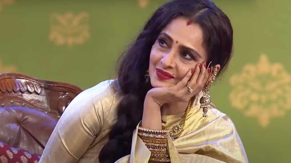 ಸಿನಿಮಾದ ಬೋಲ್ಡ್ ಸೀನ್ ಚಿತ್ರೀಕರಣದ ವೇಳೆ ನಿಯಂತ್ರಣ ಕಳೆದುಕೊಂಡಿದ್ದರು ನಟಿ ರೇಖಾ ಹಾಗೂ ಸ್ಟಾರ್ ನಟ! ಬಾಕ್ಸ್ ಆಫೀಸ್ ಧೂಳ್ ಎಬ್ಬಿಸಿತ್ತು ಅದೊಂದು ಸೀನ್ ಸಿನಿಮಾದ ಬೋಲ್ಡ್ ಸೀನ್ ಚಿತ್ರೀಕರಣದ ವೇಳೆ ನಿಯಂತ್ರಣ ಕಳೆದುಕೊಂಡಿದ್ದರು ನಟಿ ರೇಖಾ ಹಾಗೂ ಸ್ಟಾರ್ ನಟ! ಬಾಕ್ಸ್ ಆಫೀಸ್ ಧೂಳ್ ಎಬ್ಬಿಸಿತ್ತು ಅದೊಂದು ಸೀನ್