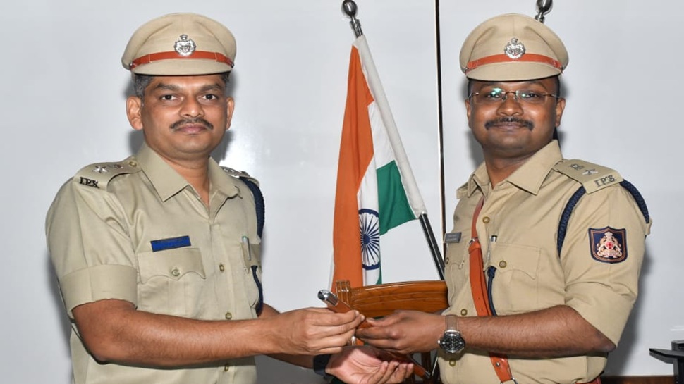 ಧಾರವಾಡ ಜಿಲ್ಲಾ ನೂತನ ಪೊಲೀಸ್ ವರಿಷ್ಠಾಧಿಕಾರಿಯಾಗಿ ಗುಂಜನ್ ಆರ್ಯ ಅಧಿಕಾರ ಸ್ವೀಕಾರ ಧಾರವಾಡ ಜಿಲ್ಲಾ ನೂತನ ಪೊಲೀಸ್ ವರಿಷ್ಠಾಧಿಕಾರಿಯಾಗಿ ಗುಂಜನ್ ಆರ್ಯ ಅಧಿಕಾರ ಸ್ವೀಕಾರ