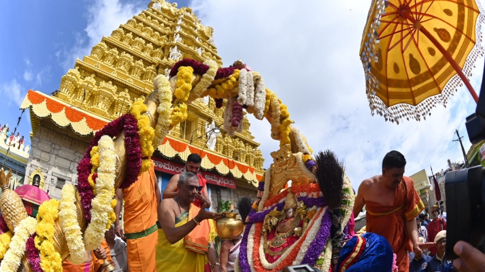 ನಾಡ ದೇವಿಯ ವರ್ಧಂತಿಯಲ್ಲಿ ಭಕ್ತರ ಸಂಭ್ರಮ ಸಡಗರ : ಮಹಿಷಾಸುರಮರ್ದಿನಿಗೆ ಭಕ್ತರಿಂದ ಜೈಕಾರ ನಾಡ ದೇವಿಯ ವರ್ಧಂತಿಯಲ್ಲಿ ಭಕ್ತರ ಸಂಭ್ರಮ ಸಡಗರ : ಮಹಿಷಾಸುರಮರ್ದಿನಿಗೆ ಭಕ್ತರಿಂದ ಜೈಕಾರ