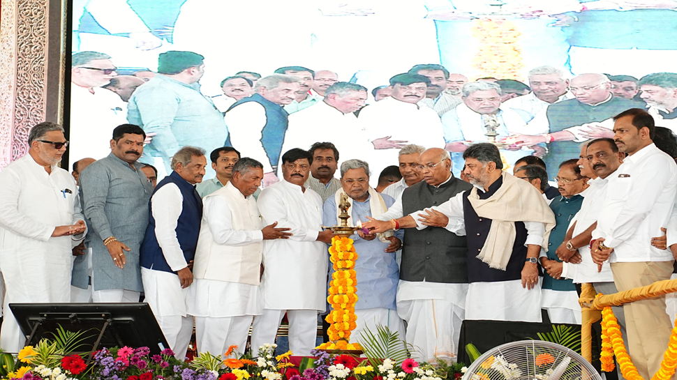 'ಸಿಎಂ ಸಿದ್ದರಾಮಯ್ಯ ಆಡಳಿತದಲ್ಲಿ ಲಕ್ಷ್ಮೀ ಕಾಲು ಕುಂಟಿಕೊಂಡು ಬಿದ್ದಿರುತ್ತಾಳೆ' 'ಸಿಎಂ ಸಿದ್ದರಾಮಯ್ಯ ಆಡಳಿತದಲ್ಲಿ ಲಕ್ಷ್ಮೀ ಕಾಲು ಕುಂಟಿಕೊಂಡು ಬಿದ್ದಿರುತ್ತಾಳೆ'