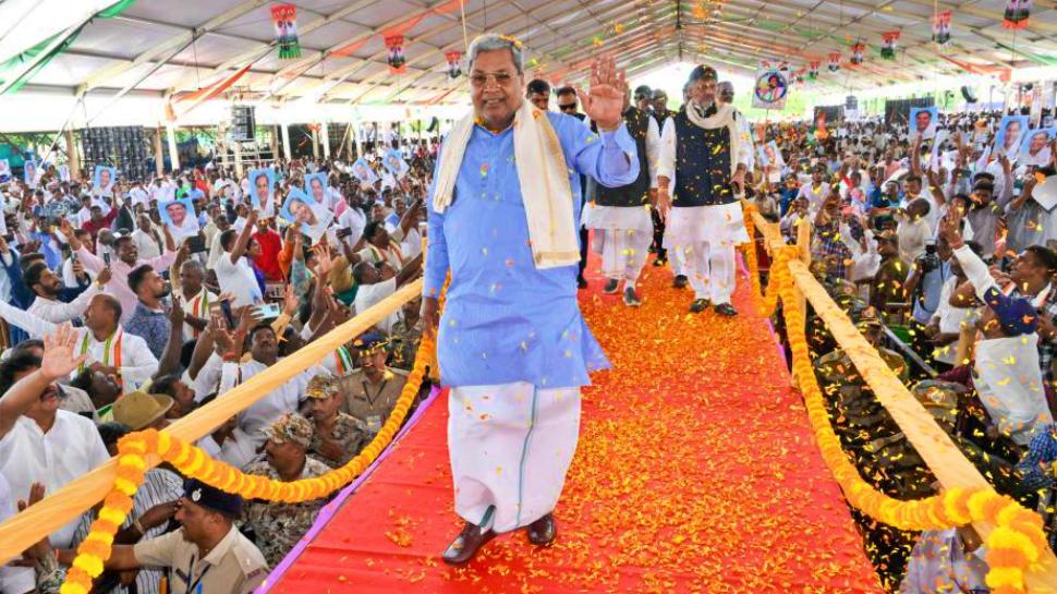ಮೈಸೂರಿನಲ್ಲಿ ಸಿದ್ದರಾಮಯ್ಯ ಶಕ್ತಿ ಪ್ರದರ್ಶನ : 2578 ಕೋಟಿಗಳ ಅನುದಾನ ನೀಡಿ, ವಿಪಕ್ಷಗಳಿಗೆ ಸಿಎಂ ಟಾಂಗ್ ಮೈಸೂರಿನಲ್ಲಿ ಸಿದ್ದರಾಮಯ್ಯ ಶಕ್ತಿ ಪ್ರದರ್ಶನ : 2578 ಕೋಟಿಗಳ ಅನುದಾನ ನೀಡಿ, ವಿಪಕ್ಷಗಳಿಗೆ ಸಿಎಂ ಟಾಂಗ್