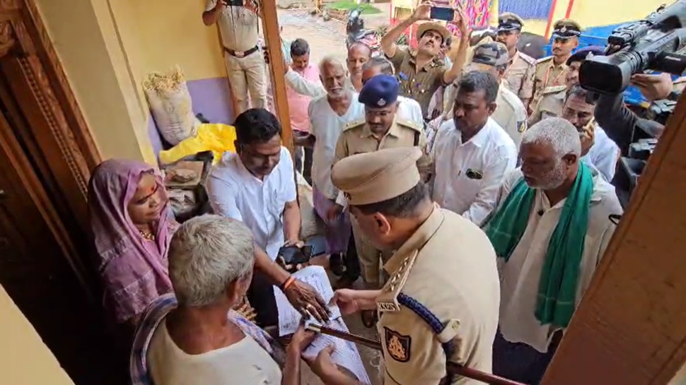 ಮನೆ ಮನೆಗೆ ಭೇಟಿ ನೀಡಿದ ಪೊಲೀಸರು: ಜನಸ್ನೇಹಿ ಪೊಲೀಸ್ ಕಾರ್ಯಕ್ರಮಕ್ಕೆ ಉತ್ತಮ ಪ್ರತಿಕ್ರಿಯೆ ಮನೆ ಮನೆಗೆ ಭೇಟಿ ನೀಡಿದ ಪೊಲೀಸರು: ಜನಸ್ನೇಹಿ ಪೊಲೀಸ್ ಕಾರ್ಯಕ್ರಮಕ್ಕೆ ಉತ್ತಮ ಪ್ರತಿಕ್ರಿಯೆ